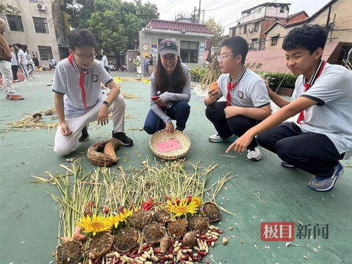 男生在運(yùn)動會上成績優(yōu)異喜提一個(gè)南瓜,學(xué)校自種20多種農(nóng)作物作為學(xué)生獎品